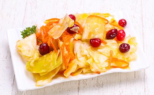 Мариновано зеле с червени боровинки