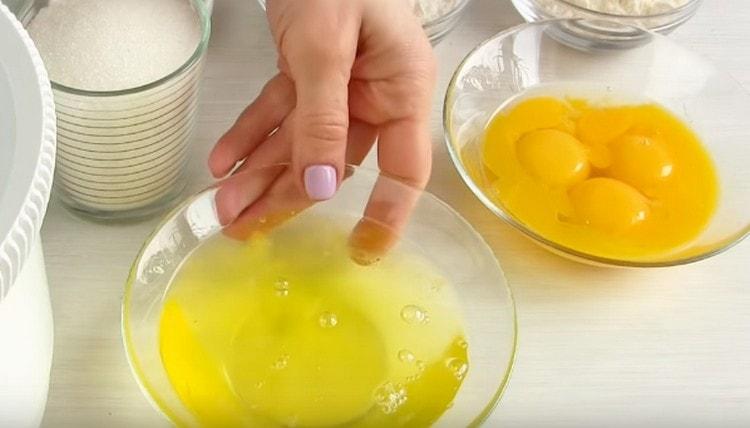 Отделете белтъците от жълтъците.