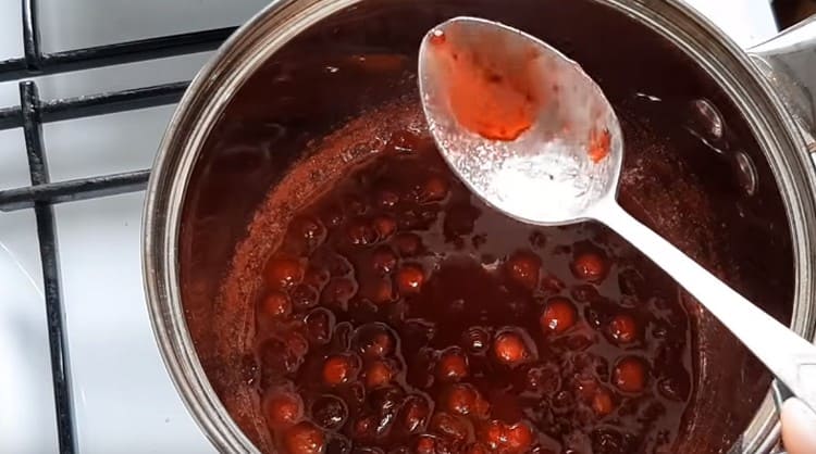 Гответе соса, докато се сгъсти.
