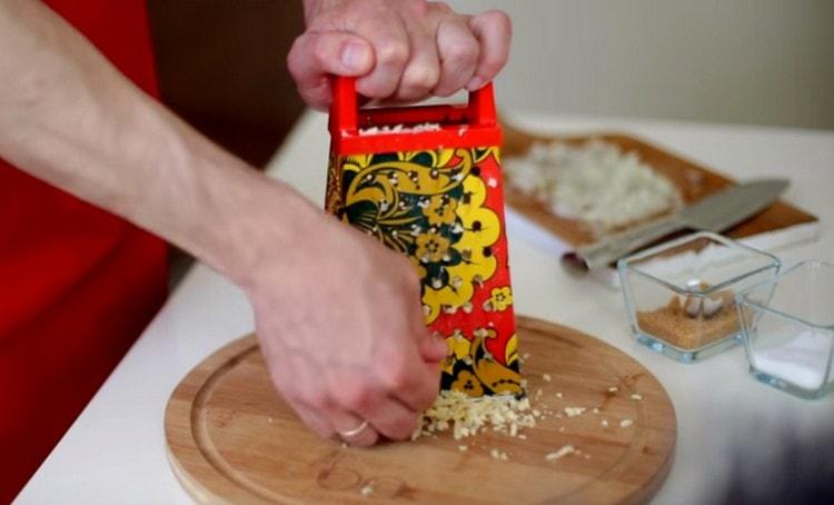 Настържете твърдото сирене на едро ренде.
