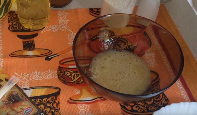 Първо, пригответе тестото за нашите палачинки със зеле.