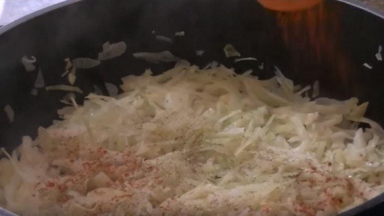 Добавете към зелето всички необходими подправки на вкус.