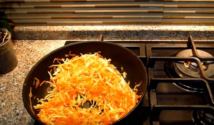 Добавете зеле и подправки в тигана на вкус.