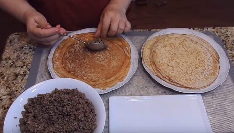 Вижте как правилно да увивате кайма с палачинки.