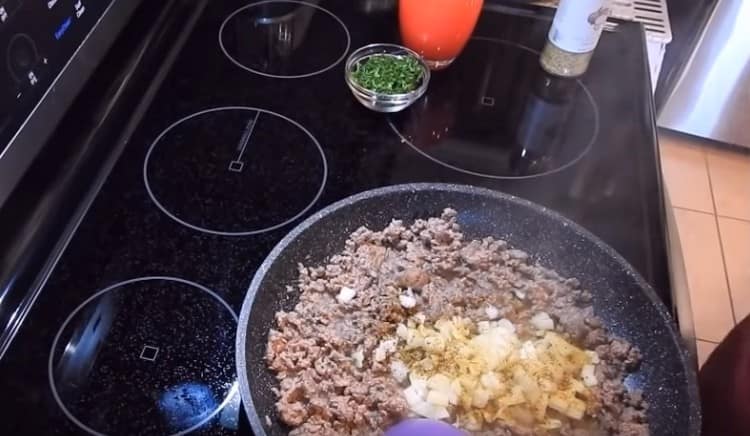 Добавете подправки към нашия месен пълнеж на вкус.