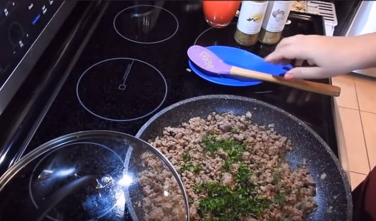 В края на готвенето прибавете ситно нарязаните зеленчуци към каймата.