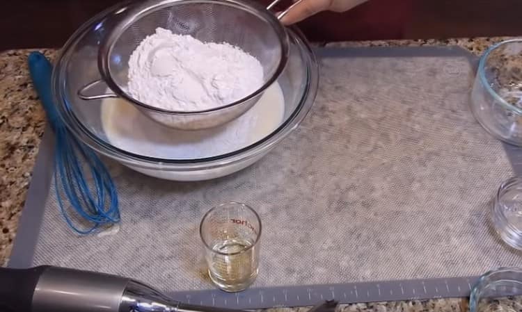 Пресейте брашно в тестото.