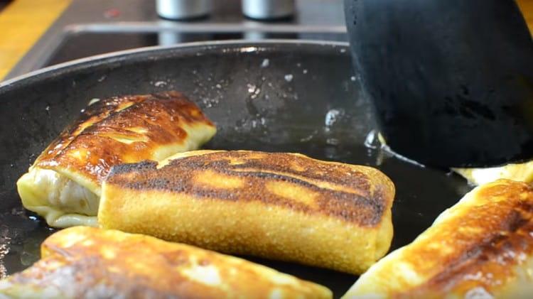 Палачинките с ябълки може да се пържи на масло преди сервиране.
