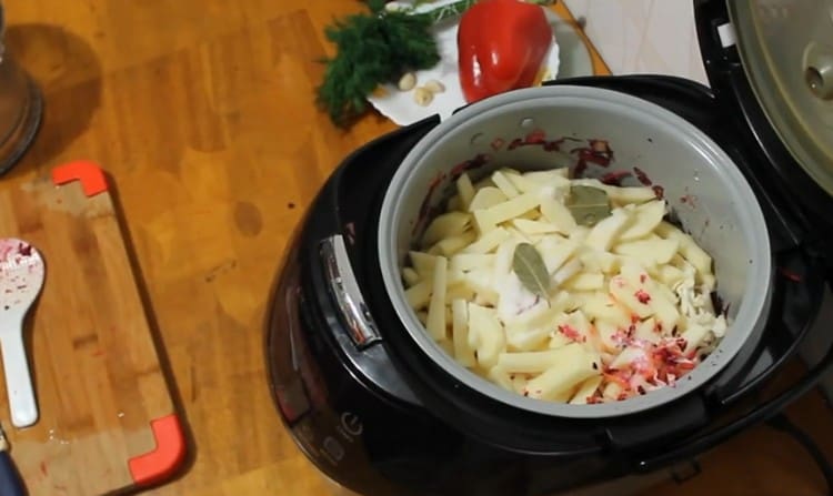 Веднага осолете съда, добавете дафинов лист.