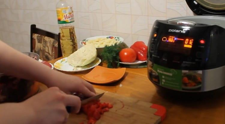 Нарязваме чушките на зърна на филийки, добавяме към подготвените съставки.