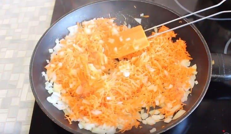 Готвене на лук и моркови.