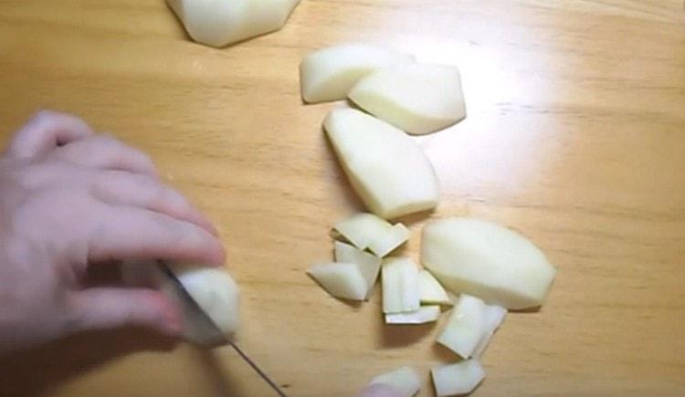 Нарязваме и картофи.