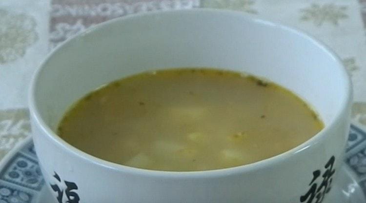 Ароматна грахова супа със свинско месо.