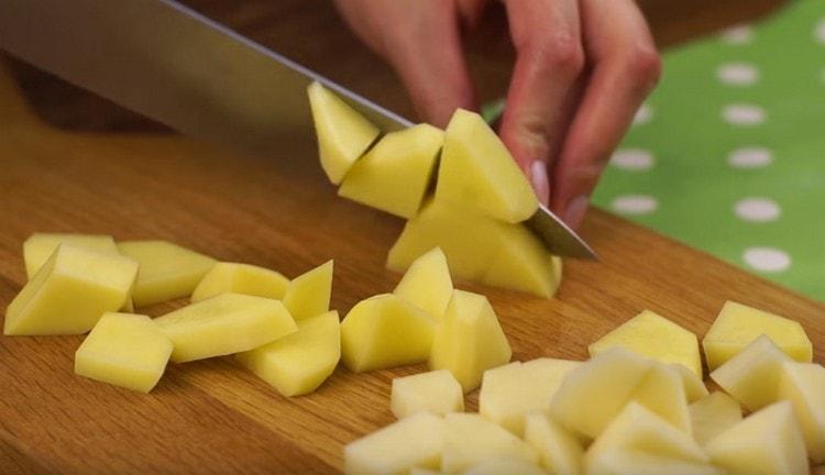 Нарязваме картофите на малки парченца.