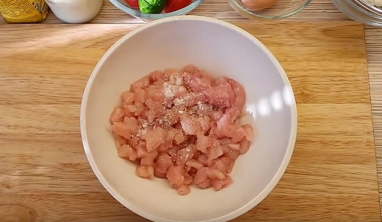 Добавете черен пипер и сол на вкус.