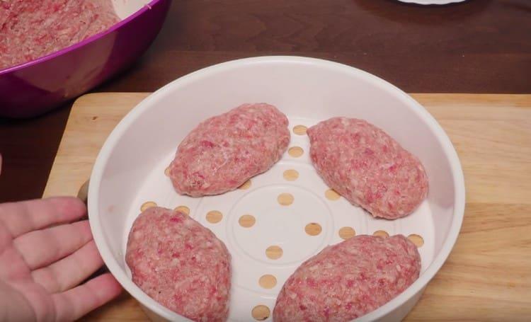 Поставяме продуктите в кошница за пара в бавна готварска печка.