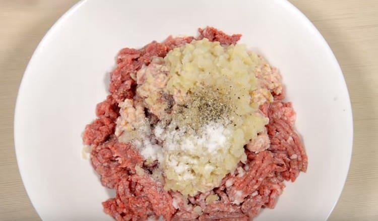 Добавете сол и подправки към каймата на вкус.