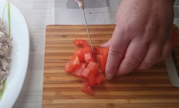 нарежете пресен домат в същото кубче.
