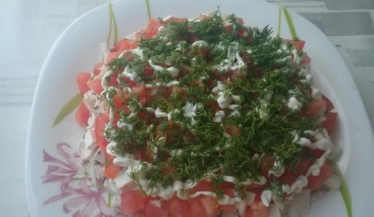 На следващо място, поръсете ястието с нарязан копър.