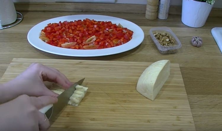 Нарежете твърдото сирене.