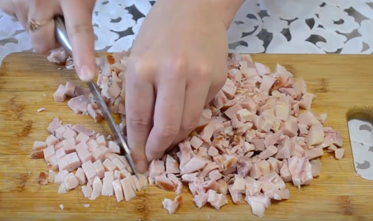 Нарежете месото на малко кубче.