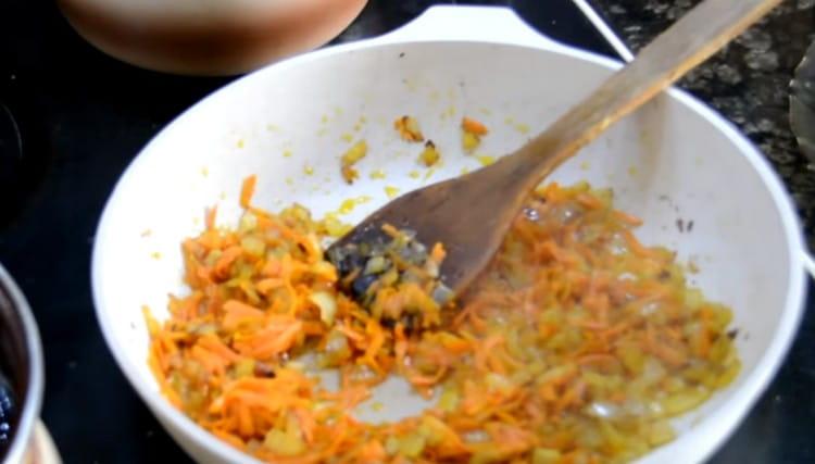 Готвене на лук и моркови.