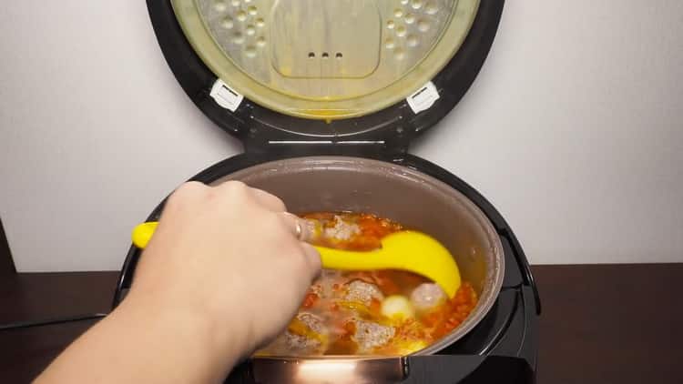 Вкусна супа от кюфте, приготвена в бавна печка, е готова