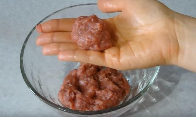От кайма оформяме малки кюфтета.