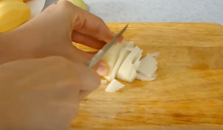 Нарязваме ситно лука.