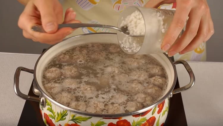 Разстелете ориза в супата.