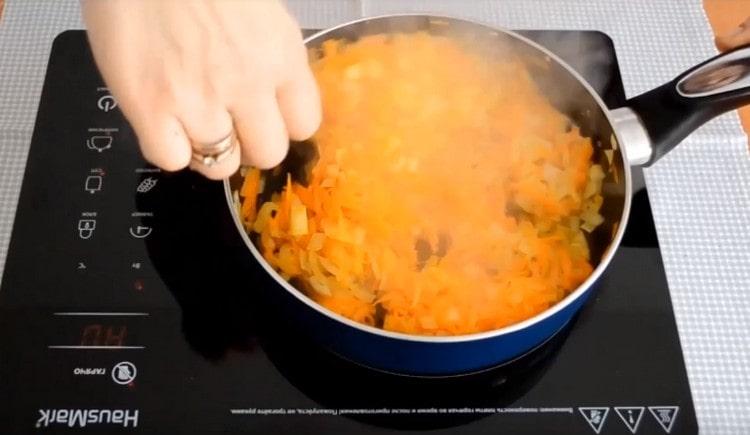Готвене на лук и моркови.