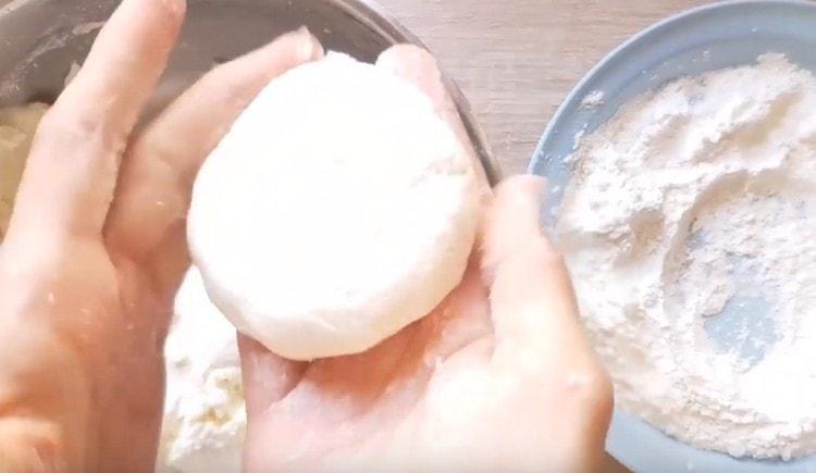 Оформяме буйни чийзкейки.