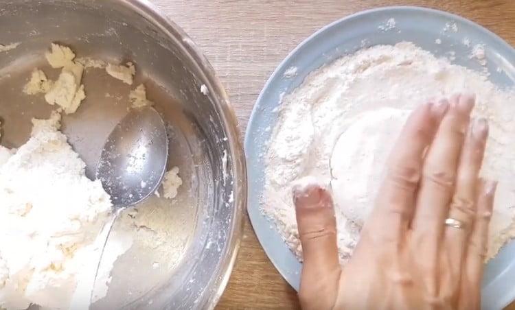 Печете продуктите в брашно преди пържене.