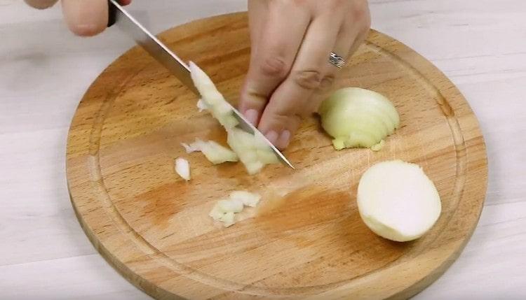Смелете лука на дъската.