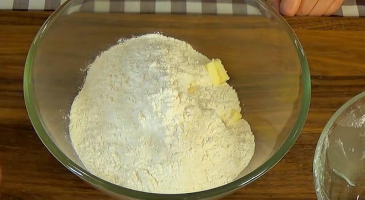 Сложете маслото и брашното на филийки в купа.