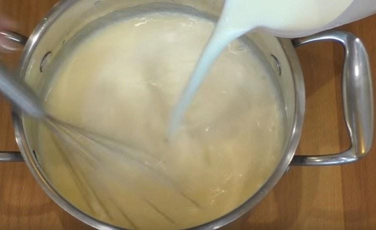 Въвеждаме мляко в масата.