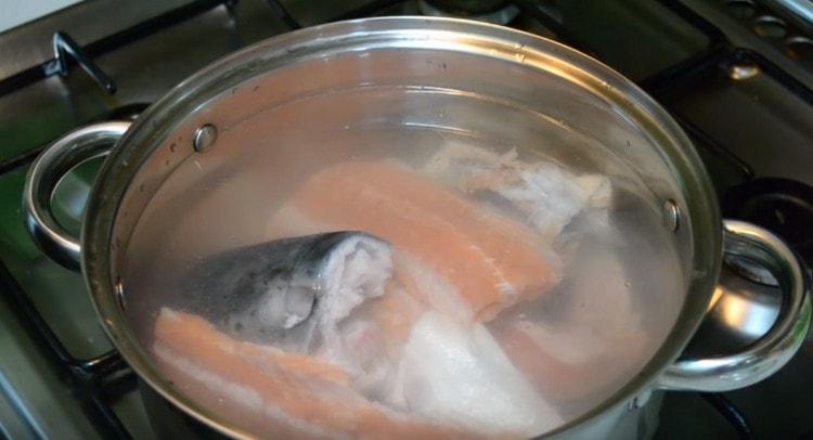 Слагаме тенджера с вода и парчета риба на огъня.