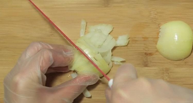 Смелете лука и чесъна.