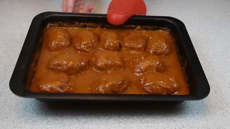 Вкусни котлети със сос са готови