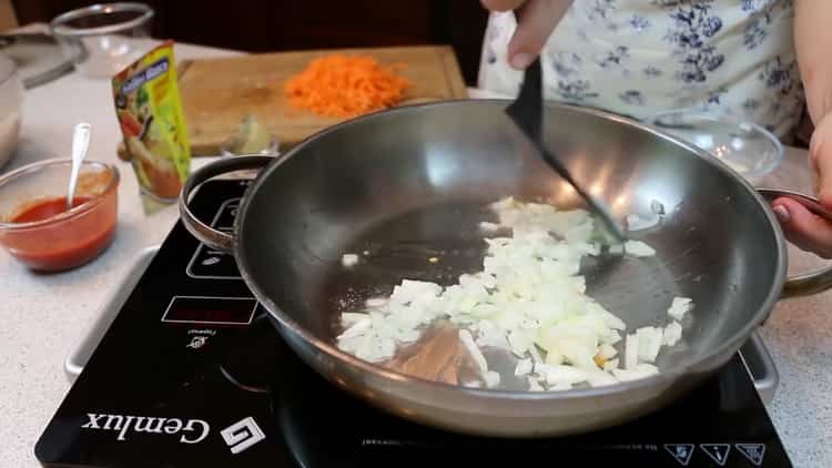 Сотирайте лука, за да направите сос за котлети