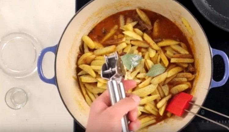 Добавете сол, черен пипер, изцедете чесъна.