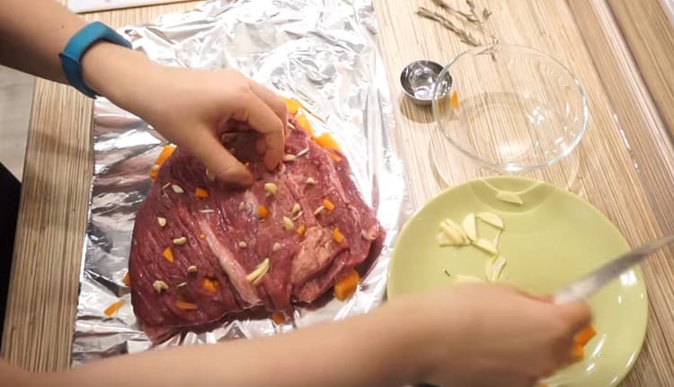 Пълним месото с чесън и моркови.