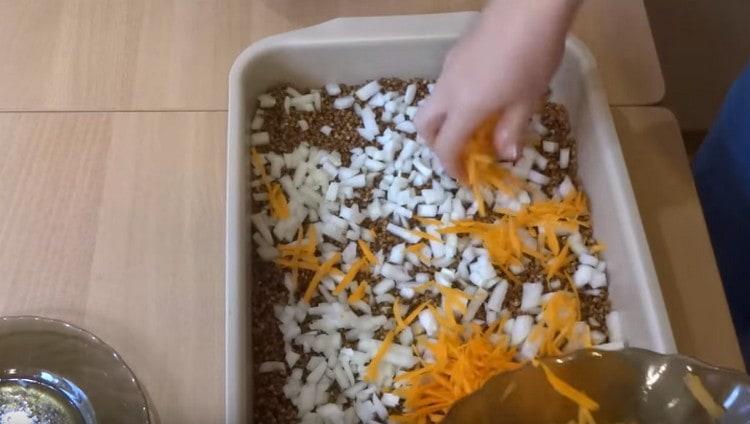 Поръсете слой лук настъргани моркови.