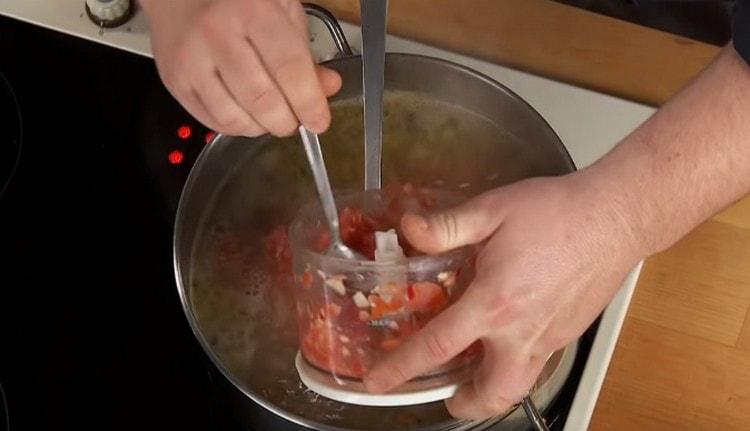 Добавете аджика, сол и черен пипер на вкус.
