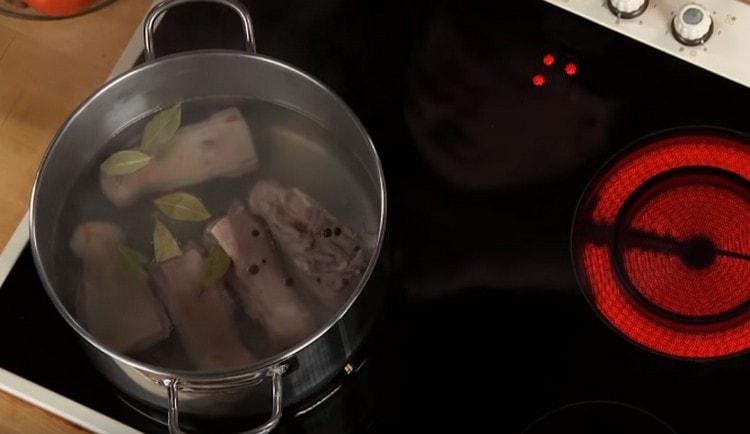 сложете пилешки гърбове в тигана, добавете черен пипер, дафинов лист, сол и варете бульона.