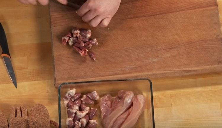 В тази рецепта използваме и пилешки сърца.