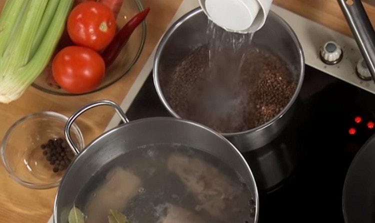 Гответе елдата в отделен тиган, докато се свари.