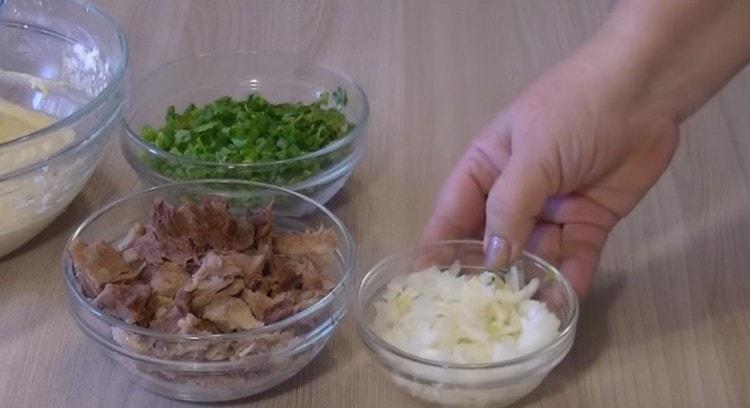 Нарязваме и лука.