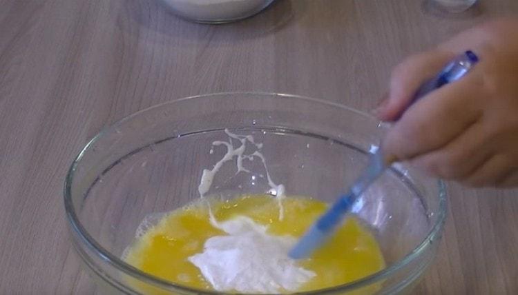 Добавете сол и бакпулвер.