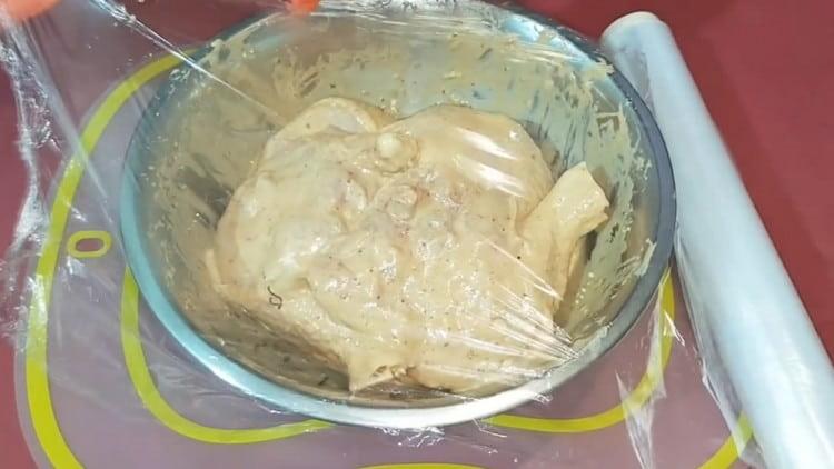 Покрийте купата с пилешки бутчета със залепващ филм и оставете да се маринова.